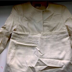 Beautiful vintage skirt suit that gives the glamor of Jackie Kennedy!